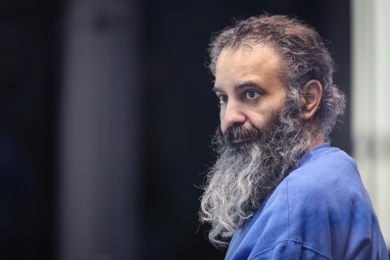 Le psychiatre saoudien Taleb Jawad al-Abdulmohsen dans un box en verre blindé, lors de son procès pour l'attaque meurtrière du marché de Noël de décembre 2024, dans la salle d'audience provisoire de Magdebourg, dans l'est de l'Allemagne, le 4 décembre 2025 ( AFP / RONNY HARTMANN )