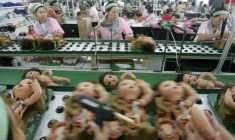 Des ouvriers travaillent sur une chaîne de production dans une usine de jouets à Panyu, dans la province de Guangdong, dans le sud de la Chine