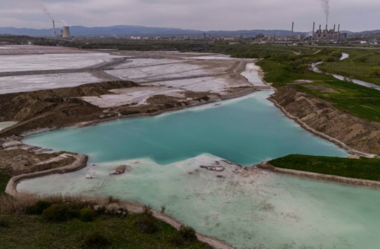 Un bassin rempli d'eau mêlée à des cendres de charbon près de la centrale thermique au charbon, à Obilic, au Kosovo, le 10 avril 2026 ( AFP / Armend NIMANI )