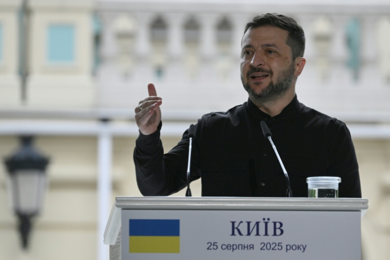 Le président ukrainien Volodymyr Zelensky lors d'une conférence de presse à Kiev, le 25 août 2025 ( AFP / Genya SAVILOV )