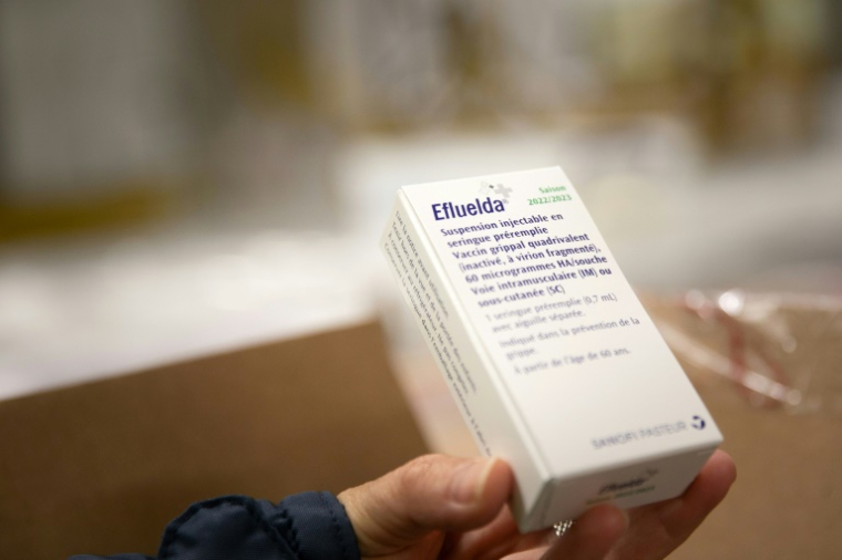 Le vaccin anti-grippe Efluelda, réservé aux personnes âgées, qui n'avait pas été commercialisé lors de la dernière saison en raison d'un désaccord entre l'Etat et le laboratoire pharmaceutique Sanofi sur le prix, fait son retour sur le marché français ( AFP / Lou BENOIST )