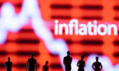 Des figurines devant un graphique boursier et le mot "Inflation"