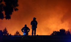 Des pompiers surveillent le mégafeu au Porge le 22 juillet 2026, en Gironde ( AFP / ROMAIN PERROCHEAU )