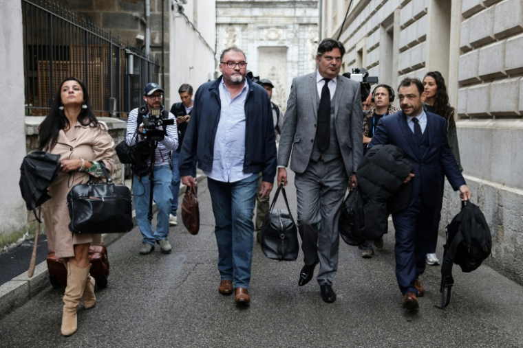L'ancien anesthésiste français Frédéric Pechier (2ème à gauche) arrive avec ses avocats Ornella Spatafora (à gauche), Randall Schwerdorffer (2ème à droite) et Lee Takhedmit le jour de l'ouverture de son procès, au tribunal de Besançon dans le nord-est de la France, le 8 septembre 2025 ( AFP / Romeo BOETZLE )