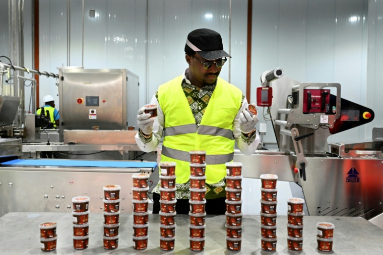 Alahassane Diakité dans son usine de chocolat, à Divo, en Côte d'Ivoire, le 20 octobre 2025 ( AFP / Issouf SANOGO )