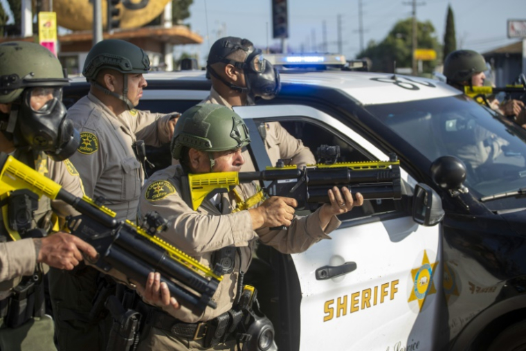 Les forces de l'ordre lors d'une manifestation contre les expulsions massives de sans-papiers, le 7 juin 2025 à Los Angeles ( AFP / RINGO CHIU )