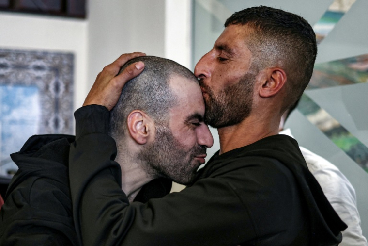 Un prisonnier palestinien libéré est accueilli par son frère à son arrivée à Ramallah en Cisjordanie, le 13 octobre 2025 ( AFP / Zain JAAFAR )