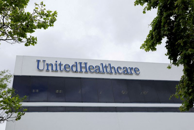 Le logo de l'entreprise UnitedHealth Group apparaît sur un de ses immeubles à Santa Ana, en Californie.