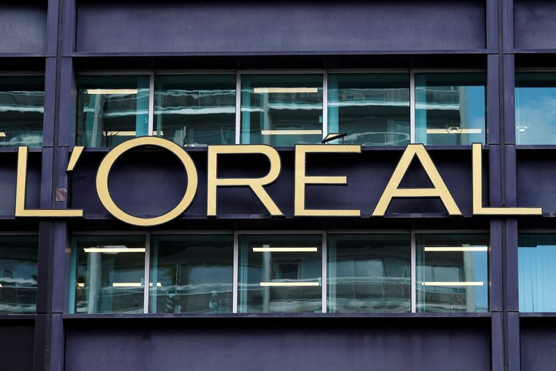 PHOTO DE FICHIER : Logo du Groupe L'Oréal sur le siège de la société à Clichy, près de Paris