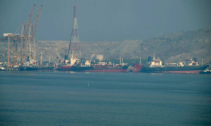 Des pétroliers au terminal à conteneurs de Khor Fakkan, le long du détroit d'Ormuz, le 23 juin 2025 aux Emirats arabes unis ( AFP / Giuseppe CACACE )