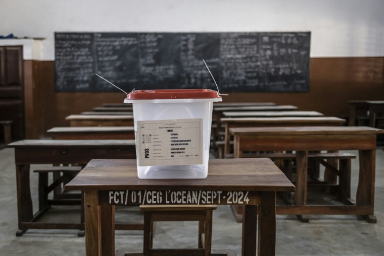 Une urne dans un bueau de vote à Cotonou, au Bénin, où se tient l'élection présidentielle, le 12 avril 2026  ( AFP / OLYMPIA DE MAISMONT )