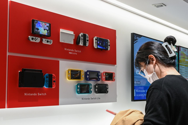 Des consoles Switch dans un magazin Nintendo à Tokyo, le 6 novembre 2023 ( AFP / Richard A. Brooks )