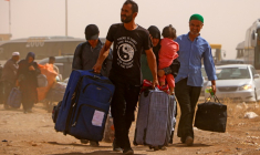 Des réfugiés afghans arrivent d'Iran au poste-frontière d'Islam Qala entre l'Afghanistan et l'Iran le 5 juillet 2025 ( AFP / Mohsen KARIMI )