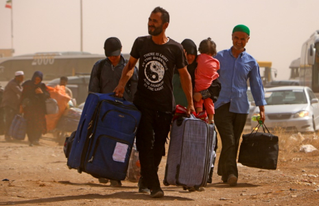 Des réfugiés afghans arrivent d'Iran au poste-frontière d'Islam Qala entre l'Afghanistan et l'Iran le 5 juillet 2025 ( AFP / Mohsen KARIMI )