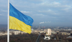 Le drapeau national de l'Ukraine flotte sur la ville de Kramatorsk