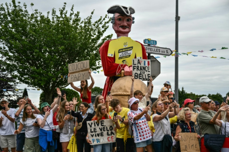 Des spectateurs attendent le peloton lors de la 1re étape du Tour de France, le 5 juillet 2025 dans le Nord ( AFP / Marco BERTORELLO )