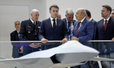 Emmanuel Macron et Eric Trappier, au salon du Bourget, le 20 juin 2025 ( POOL / BENOIT TESSIER )