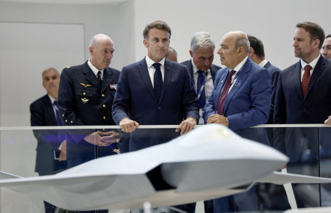 Emmanuel Macron et Eric Trappier, au salon du Bourget, le 20 juin 2025 ( POOL / BENOIT TESSIER )