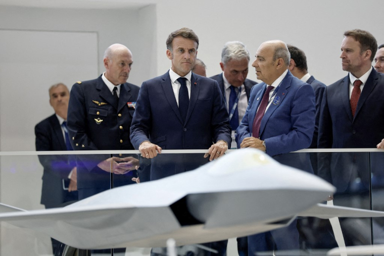 Emmanuel Macron et Eric Trappier, au salon du Bourget, le 20 juin 2025 ( POOL / BENOIT TESSIER )