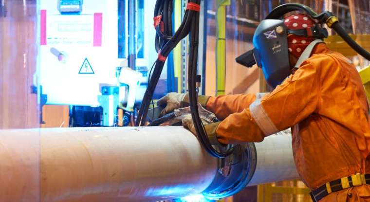 Salarié de Vallourec travaillant sur une tube. (© Vallourec)