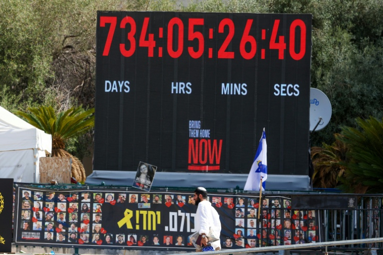 Portraits d'otages retenus à Gaza sur la "Place des otages" à Tel-Aviv, le 10 octobre 2025 ( AFP / Ahmad GHARABLI )