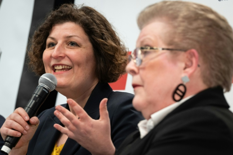 La maire sortante de Strasbourg et candidate à sa réélection, Jeanne Barseghian (g), et la candidate à la mairie de Strasbourg, Catherine Trautmann, lors d'un débat avant le 2e tour des municipales, le 18 mars 2026 à STrasbourg, dans le Bas-Rhiin  ( AFP / SEBASTIEN BOZON )