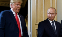 Le président américain Donald Trump (g) et le président russe Vladimir Poutine arrivent pour une réunion à Helsinki, le 16 juillet 2018 ( AFP / Brendan Smialowski )
