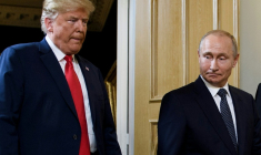 Le président américain Donald Trump (g) et le président russe Vladimir Poutine arrivent pour une réunion à Helsinki, le 16 juillet 2018 ( AFP / Brendan Smialowski )