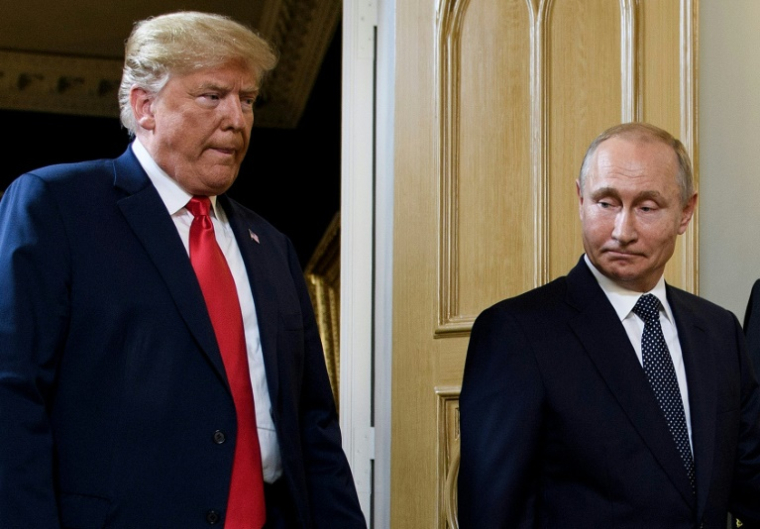 Le président américain Donald Trump (g) et le président russe Vladimir Poutine arrivent pour une réunion à Helsinki, le 16 juillet 2018 ( AFP / Brendan Smialowski )