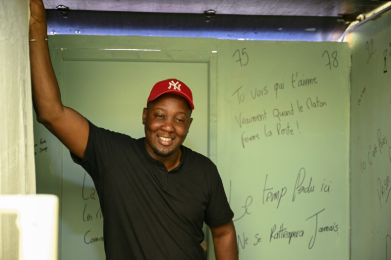 Adama Camara, un ex-détenu qui a reconstitué, dans un camion, son ancienne cellule pour "sensibiliser" les jeunes à la vie en prison, le 11 juin 2025 à Drancy, en Seine-Saint-Denis ( AFP / Hugo MATHY )