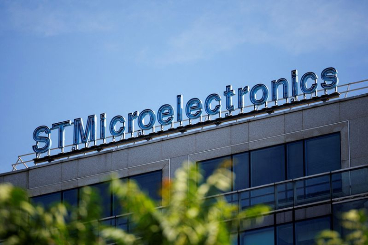 Le logo de STMIcroelectronics à l'extérieur d'un bâtiment de l'entreprise à Montrouge