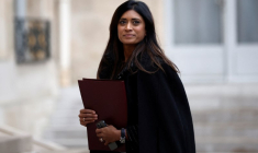 La porte-parole du gouvernement français, Prisca Thevenot, arrive au Palais de l'Élysée à Paris pour la première réunion hebdomadaire du cabinet après un remaniement gouvernemental
