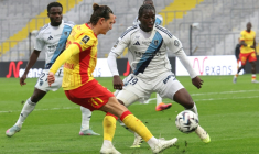 Le Lensois Florian Thauvin (g) aux prises avec le défenseur du Paris FC Nhoa Sangui lors de la victoire des Sang et Or 2-1, le 19 octobre 2025 à Lens ( AFP / Francois LO PRESTI )