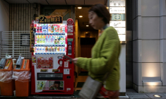 Une femme passe devant un distributeur automatique, le 7 avril 2026 à Tokyo  ( AFP / Andrew CABALLERO-REYNOLDS )