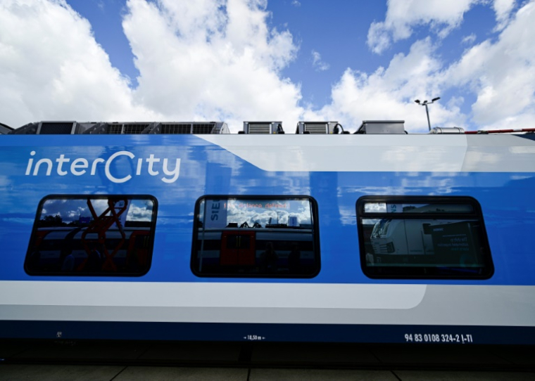 Le train régional Coradia d'Alstom acquis par l'opérateur italien Trenitalia pour ses liaisons Intercity, exposé au salon Innotrans de Berlin, le 22 septembre 2026 ( AFP / John MACDOUGALL )