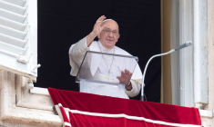 Le pape François dirige la prière de l'Angélus au Vatican