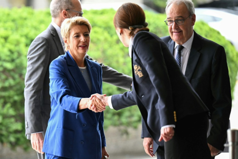 La présidente de la Confédération helvétique, Karin Keller-Sutter, arrive mercredi 6 août 2025 au département d'Etat pour des entretiens avec le secrétaire d'Etat américain Marco Rubio ( AFP / Drew ANGERER )
