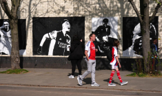 Après avoir échappé à la mort au Malawi, il devient l’artiste de rue emblématique d’Arsenal