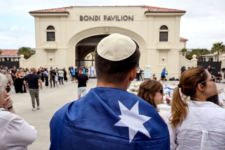 Un membre de la communauté juive se recueille devant le Bondi Pavillion au lendemain d'une fusillade mortelle à la plage de Bondi, le 15 décembre 2025 à Sydney, en Australie ( AFP / Saeed KHAN )