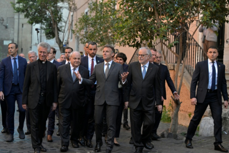 Le président de la République Emmanuel Macron, au centre, à son arrivée à Rome en Italie le 9 avril 2026 ( AFP / Tiziana FABI )