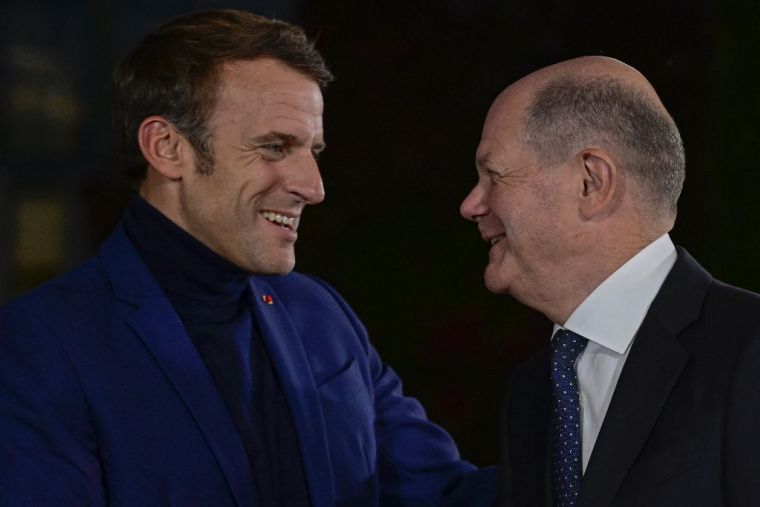 Emmanuel Macron et Olaf Scholz à Berlin, en Allemagne, le 3 octobre 2022. ( AFP / JOHN MACDOUGALL )