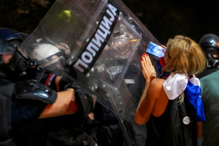 Heurts entre policiers et manifestants à Novi Sad, le 5 septembre 2025 en Serbie ( AFP / Uros Arsic )