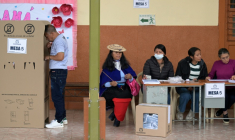 Un homme vote lors de l’élection présidentielle dans un bureau de vote à Silvia, dans le département du Cauca, dans le sud-ouest de la Colombie, le 31 mai 2026 ( AFP / JOAQUIN SARMIENTO )