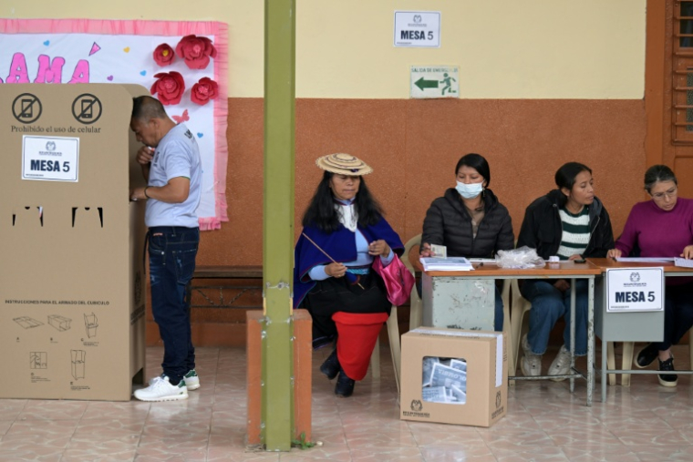 Un homme vote lors de l’élection présidentielle dans un bureau de vote à Silvia, dans le département du Cauca, dans le sud-ouest de la Colombie, le 31 mai 2026 ( AFP / JOAQUIN SARMIENTO )