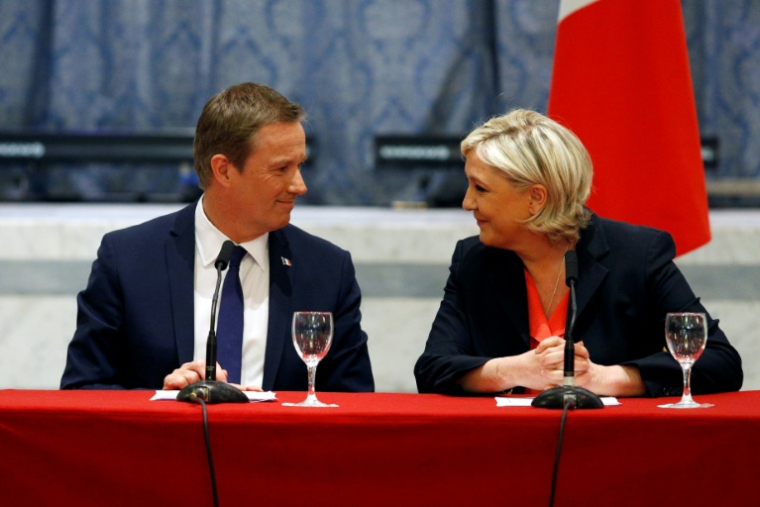 L'ancien candidat souverainiste à la présidentielle Nicolas Dupont-Aignan (g) et Marine Le Pen, candidate du FN, dans les locaux du parti frontiste à Paris, le 29 avril 2017 ( AFP / GEOFFROY VAN DER HASSELT )