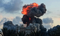 Une boule de feu après une frappe aérienne israélienne sur Tyr, dans le sud du Liban, le 28 mai 2026 ( AFP / KAWANT HAJU )