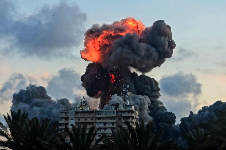Une boule de feu après une frappe aérienne israélienne sur Tyr, dans le sud du Liban, le 28 mai 2026 ( AFP / KAWANT HAJU )