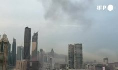 De la fumée s'élève dans le ciel de Dubaï