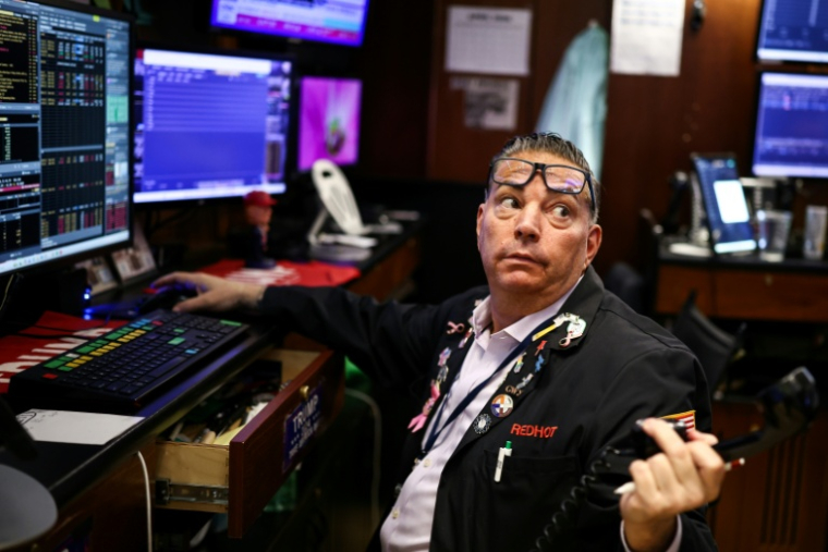 Un opérateur à la Bourse de New York, le 2 avril 2026 ( AFP / CHARLY TRIBALLEAU )