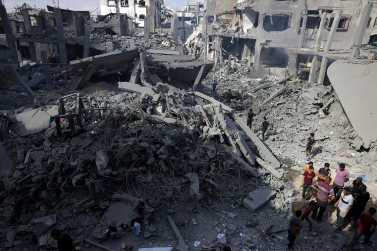 Des Palestiniens inspectent le site d'une frappe israélienne à Jabalia, dans le nord de la bande de Gaza, le 14 mai 2025 ( AFP / BASHAR TALEB )